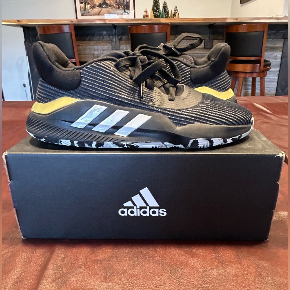 Adidas 2019 pro bounce! Worn twice great shoe!! Size 9!